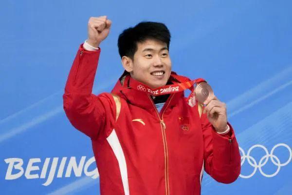 开云体育官方入口-深圳队飞驰在前，夺冠梦想正逐渐渐