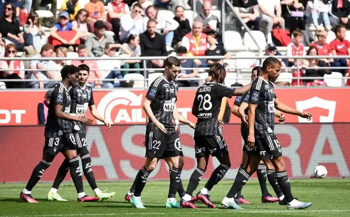 包含诺里奇主场不敌对手，英超梦想渺茫的词条